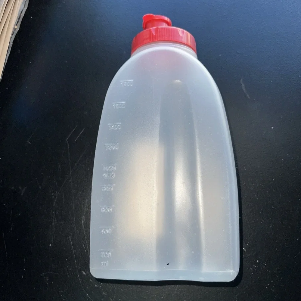 Rubbermaid 2009 Servin' Saver 2 Qt‎ Leak Proof Bottle Red Twist Cap USA Made